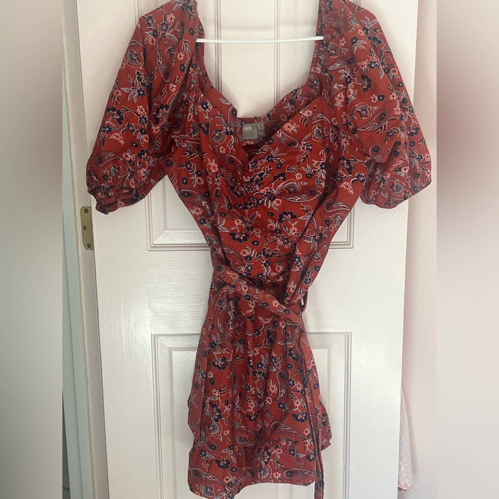 Flirty minidress with puff sleeves